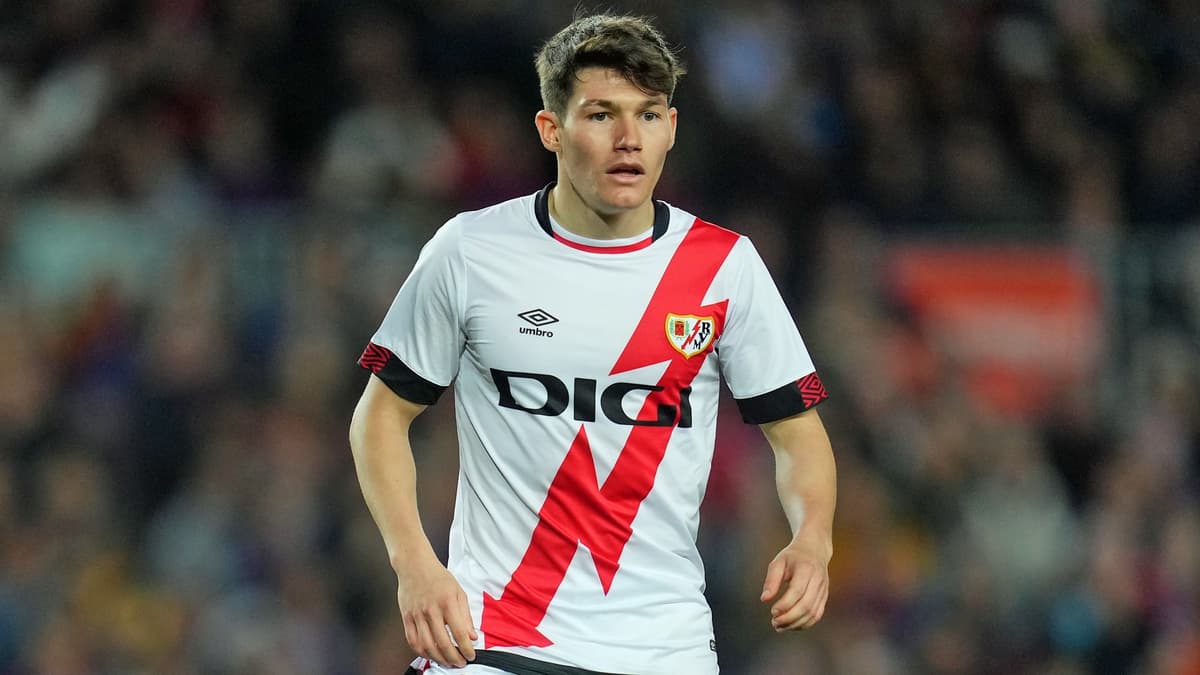 Fran Garcia in action for Rayo Vallecano.