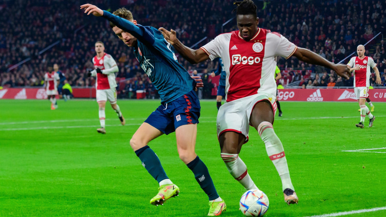 Calvin Bassey in duel met Daan Rots van FC Twente.