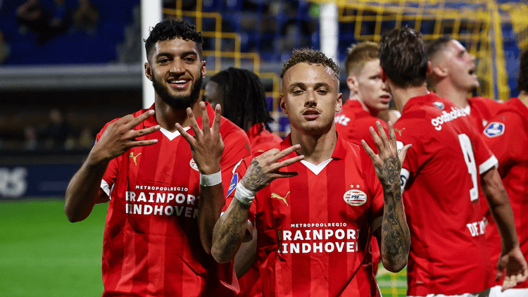 Noa Lang in het shirt van PSV samen met Ismaël Saibari