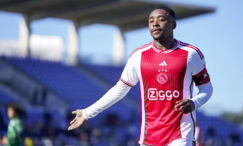 Slecht nieuws uit Amsterdam: Ajax weken zonder aanvoerder Bergwijn