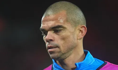 Pepe prepare for a Porto Champions League match.