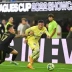 Emilio Lara, defensa mexicano, en partido con el Club América