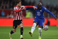 Romelu Lukaku battles for the ball during Brentford v Chelsea