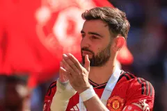 Bruno Fernandes celebrates Man Utd's 2023/24 FA Cup win