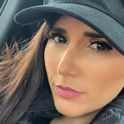 Mandinha Martinez, Emi Martinez's wife