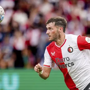 Santi, observado por gigantes