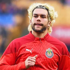 Oficial: Chivas juega con extranjero