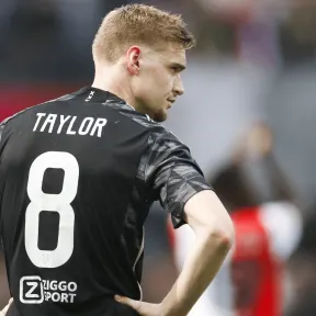 Ajax kan Kenneth Taylor verkopen: ‘Alex Kroes weet er alles van’