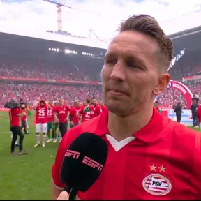 Luuk de Jong laat zich bij kampioensfeest PSV uit over transferzomer