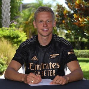 Oleksandr Zinchenko signs his Arsenal contract