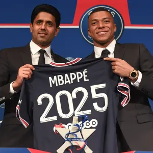 Kylian Mbappe signs a new PSG contract