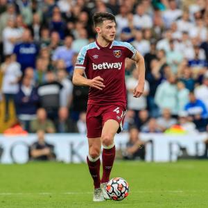 Declan Rice playing for West Ham in 2021/22