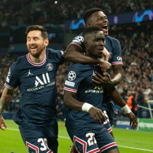 Messi, Gueye and Mendes celebrate during PSG v Manchester City