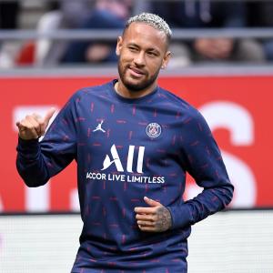 Neymar warms up ahead of PSG's Ligue match against Reims