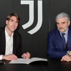 Dusan Vlahovic joining Juventus