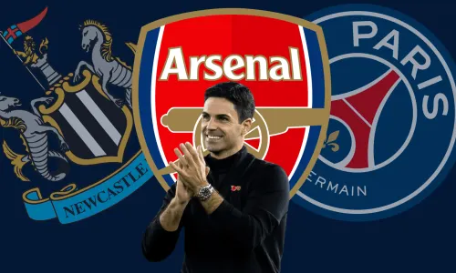 Mikel Arteta in front of the Newcastle, Arsenal and PSG club badges