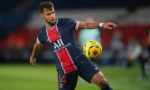 Barcelona target Bernat commits his future to PSG by signing new deal