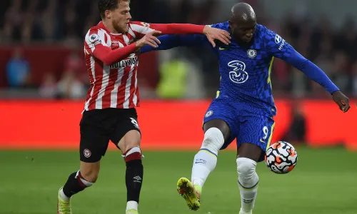 Romelu Lukaku battles for the ball during Brentford v Chelsea