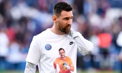 Lionel Messi wears a T-shirt in support of Sergio Rico before PSG v Clermont