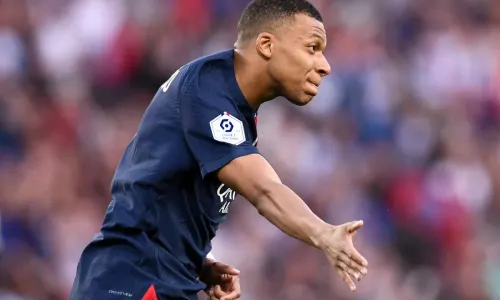 Paris Saint-Germain kan niet zonder Kylian Mbappé: sterspeler keert terug in selectie, transfer lijkt uitgesloten