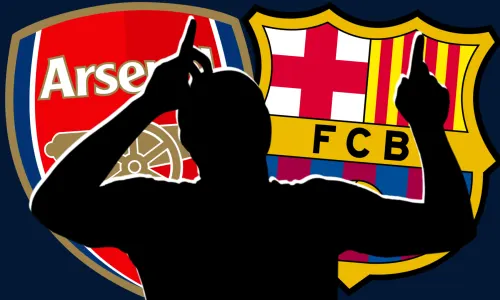 Vitor Roque's silhouette in front of Arsenal and Barcelona crests
