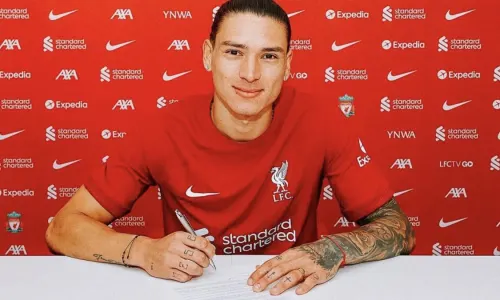 Darwin Nunez signs his Liverpool contract
