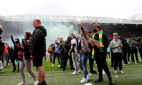 Man Utd-Liverpool game called off as hundreds of home fans break into Old Trafford, storm pitch & stop players leaving hotel