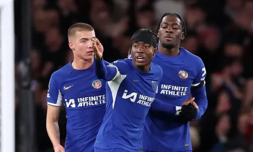 Noni Madueke talks with Alfie Gilchrist and Axel Disasi during Chelsea's Premier League loss to Arsenal