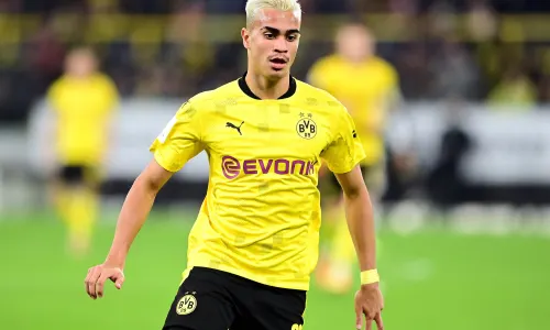 Reinier featuring in a match for Borussia Dortmund