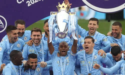 Manchester City lift Premier League trophy 2020/21