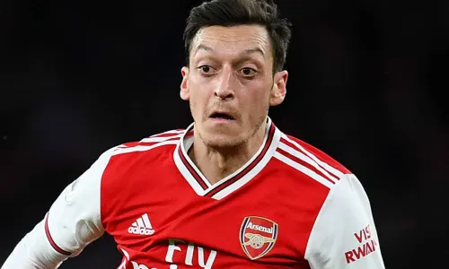 Ferdinand questions why Ozil is being ousted at Arsenal