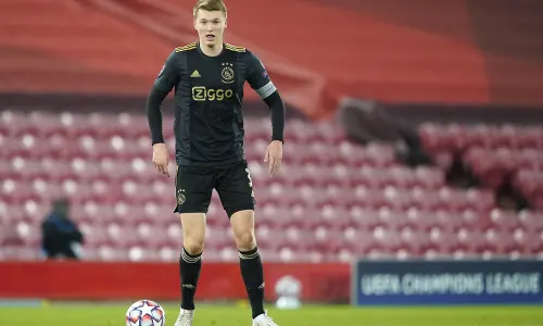 Liverpool target Schuurs signs new Ajax contract till 2025