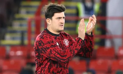 Harry Maguire claps Man Utd's fans before facing Sheffield United 