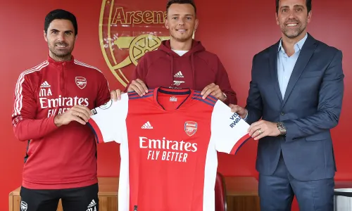 Arsenal unveil Ben White, who arrives for £50m from Brighton