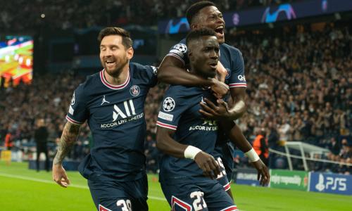 Messi, Gueye and Mendes celebrate during PSG v Manchester City