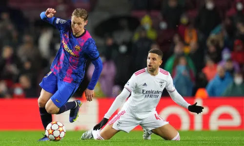 Frenkie de Jong playing for Barcelona against Benfica, Champions League 2021/22