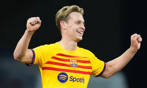 Frenkie de Jong celebrates winning LaLiga with Barcelona