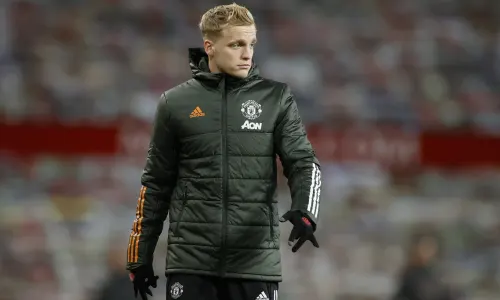 Van de Beek ‘feels loved’ at Man Utd and doesn’t want to leave – De Boer