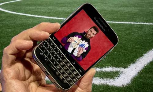 David de Gea on a BlackBerry mobile phone screen