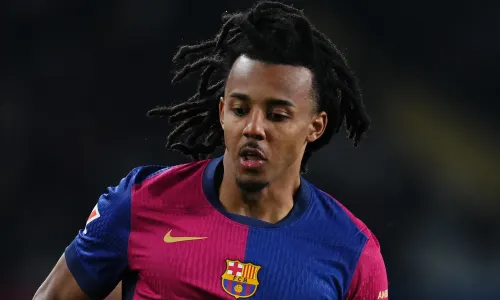 Jules Kounde in Barcelona's home kit