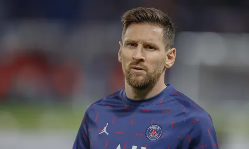 PSG star Lionel Messi warms up against RB Leipzig