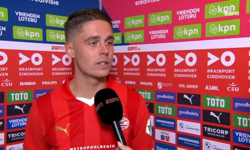 Joey Veerman van PSV voor de camera van ESPN