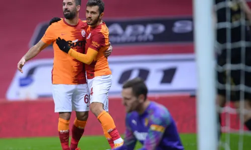 Arda Turan celebrates a goal in a match for Galatasaray.
