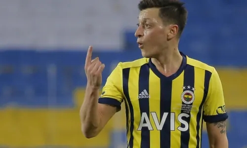 Ozil’s difficult start at Fenerbahce continues in dismal defeat