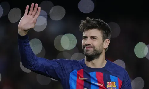 Gerard Pique waves goodbye to the Barcelona fans as he retires