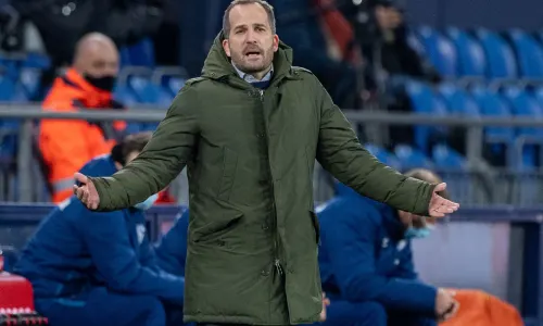 Schalke sack head coach Baum, Stevens steps in