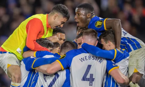 Brighton players celebrate Alexis Mac Allister's goal against Man Utd.