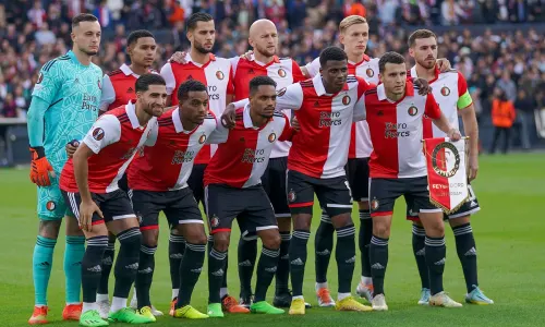 Het elftal van Feyenoord voorafgaand aan het duel met Sturm Graz in de Europa League.