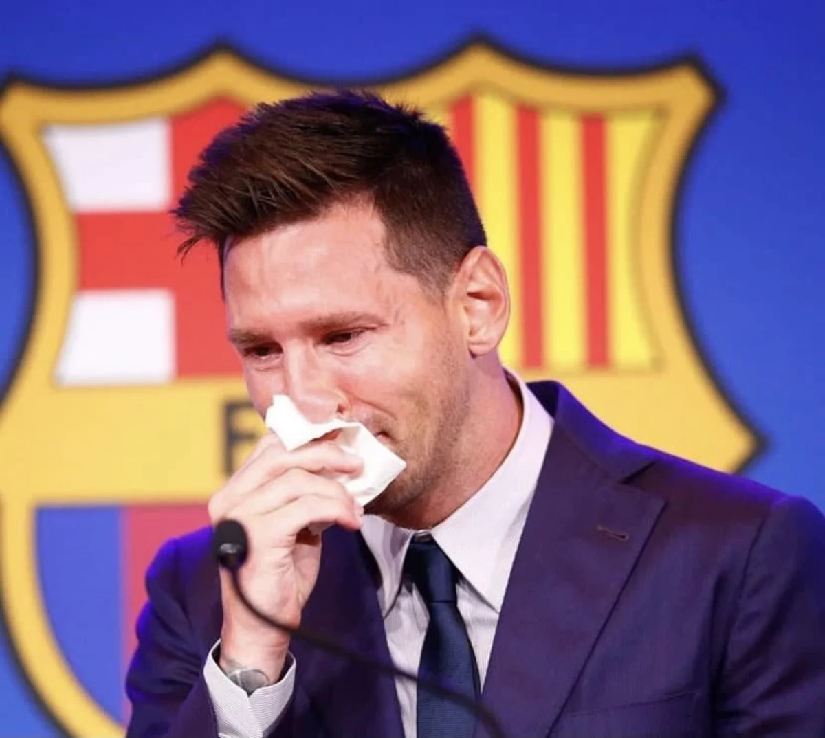Lionel Messi crying during Barcelona farewell, 2021