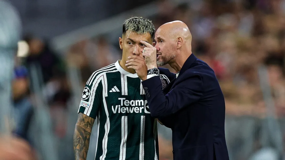 Lisandro Martinez and Erik ten Hag in talks during Bayern Munich v Man Utd, Champions League 2023